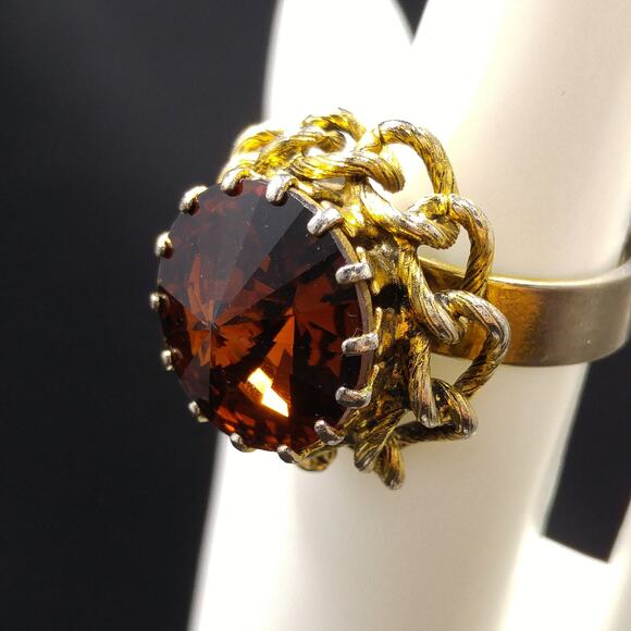 Topaz Rivoli Glass Rhinestone Ring, US Size 6, 1960s Vintage Jewelry - Picture 2 of 10